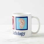 Peace Kärlek Audiology Cute Audiolog Kaffemugg<br><div class="desc">Peace Audiology-julklapp till en audiolog som studerar utfrågning. Ett fredstecken,  ett hjärta och ett öra som representerar audiologiska studier.</div>