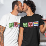 Peace Kärlek Gay pride Tee Shirt<br><div class="desc">Stödja gay rights med det här fredsteckenet,  hjärtat och regnbågen. En söt LGBTQ-skjorta med en vacker regnbåge bredvid ett söt fredstecken och hjärta.</div>