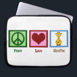 Peace Kärlek Giraffes Laptop Fodral<br><div class="desc">Ett fredstecken,  ett hjärta och en söt giraff. I kärlek vild,  djurgåvor.</div>