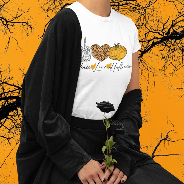 Peace Kärlek Halloween T Shirt (Love Halloween? Spread the love with this cute Peace, Love, Halloween tee.)