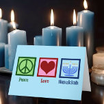 Peace Kärlek Hanukkah Helgkort<br><div class="desc">Fredskorten Kärlek Hanukkah-kort för en judisk familj som gillar att fira Chanukah. Ett söt fredstecken,  hjärta och en vacker menorah på ett blått kort att skicka till vänner och familj.</div>