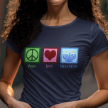 Peace Kärlek Hanukkah Kvinnors T Shirt<br><div class="desc">Coola Peace Kärlek Hanukkah-garanti för en judisk person som gillar att fira Chanukah. Ett söt fredstecken,  sött hjärta och en vacker menorah.</div>