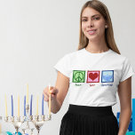 Peace Kärlek Hanukkah Menorah Cute Women's T Shirt<br><div class="desc">Peace Kärlek Hanukkah-kvinnors t-shirt-gåva till en judisk vän som gillar att fira Chanukah. Ett söt fredstecken,  hjärta och en vacker menorah.</div>