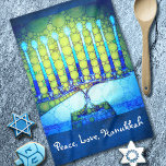 Peace Kärlek Hanukkah Script Blue Grönt Menorah Kökshandduk<br><div class="desc">"Fred, kärlek, Hanukkah." Ett närliggande foto av en ljus, färgstark, blå och grönt artsy-menorah hjälper dig in i helgdag av Hanukkkah i stil. Känn julhelgens värme och glädje när du användor den här ljusa, färgstarka kökshandduken för Hanukkah. Matchningskort, porto, klistermärken, kuddar, husvagnar, totepåsar och andra produkter finns också tillgängliga i...</div>