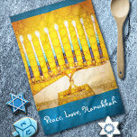 Peace Kärlek Hanukkah-skript Gult Guld Menorah Kökshandduk<br><div class="desc">"Fred, kärlek, Hanukkah." Ett närliggande foto av en ljus, färgstark, gult och guld artsy-menorah hjälper dig att sätta dig in i helgdag av Hanukkah i stil. Känn julhelgens värme och glädje när du användor den här ljusa, färgstarka kökshandduken för Hanukkah. Matchningskort, porto, klistermärken, kuddar, husvagnar, totepåsar och andra produkter finns...</div>