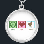Peace Kärlek Horses Silverpläterat Halsband<br><div class="desc">Ett fredstecken,  ett hjärta och en vacker häst som springer. Perfektens söta gåva till  älskare.</div>