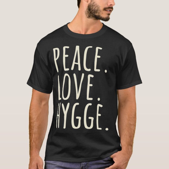 Peace Kärlek Hygge Warm och Mysigt T Shirt (Framsida)