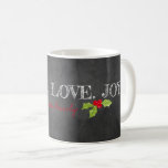 Peace Kärlek Joy Family Namn Holly Chalkboard Kaffemugg<br><div class="desc">Modern typografi på svart bakgrund i krita. Anpassningsbar PEACE. KÄRLEK. ANPASSNINGSBAR NAMN FAMILY i rött. Holly accent. Enkel att anpassa text,  färg,  teckensnitt. Underbar Helgdag Decor for ALY Julgrumling,  Person,  Familj,  Värdinna Gift,  Evenemang. Festiv,  färglös,  tidslös. Blanda och matcha hela Helgdag-/jul-/typografisamlingar efter TMCdesigns.</div>