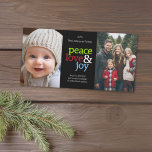 Peace Kärlek Joy jul 2 Photo Collage Julkort<br><div class="desc">En minimal juldesign med 2 foton. Den svarta bakgrunden kan ändras. Anpassa detta med 2 foton i lodrät,  året,  namn i familjen och ett personligt meddelande.</div>