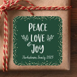 Peace Kärlek Joy Quote Grönt Modern Typography Chi Fyrkantigt Klistermärke<br><div class="desc">"Fred, kärlek och glädje." En lekfull bild av vismisk, handskriven typografi och champagne guld-konetti-prickar mot mörkens grönt, hjälper dig att sätta igång jul och nyår. Känn julhelgens värme och glädje när du användor den här snyggten och det moderna anpassningsbarna. Matchningskort, kuvert, presentemballage, kuddar och andra produkter finns också i min...</div>