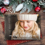 Peace Kärlek Joy Quote Typography Anpassningsbar P Julkort<br><div class="desc">"Fred, kärlek och glädje." En lekfull bild av vit, visuell, handskriven typografi och champagne guld-konetti prickar mot personligens foto, hjälper dig att hålla igång jul och nyår. Känn julhelgens värme och glädje när du användor den här snyggten och det moderna personligen, anpassningsbarnas hälsningskort. Använd mallarna för enkel använda och byt...</div>