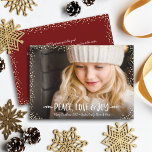 Peace Kärlek Joy Quote Typography Chic Anpassnings Julkort<br><div class="desc">"Fred, kärlek och glädje." En lekfull bild av vit, visuell, handskriven typografi och champagne guld-konetti prickar mot personligens foto, hjälper dig att hålla igång jul och nyår. Känn julhelgens värme och glädje när du användor den här snyggten och det moderna personligen, anpassningsbarnas hälsningskort. På framsidan, med hjälp av mallarna som...</div>