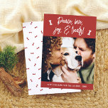 Peace Kärlek Joy Treats Hund-julfotfoto Helgdag Julkort<br><div class="desc">Skicka ut helgdag cheer med det här söta julkortet som innehåller det handskrivna hälsning "Fred, kärlek, glädje och smak" och ben som dras i vitt över en fin röd bakgrund. I mitten på kortet finns det ett foto av din hund! Under tiden står det "Lycklig Howlidays" eller det budskap som...</div>