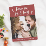 Peace Kärlek Joy Treats Hund-julfotfoto Helgdag Julkort<br><div class="desc">Skicka ut helgdag cheer med det här söta julkortet som innehåller det handskrivna hälsning "Fred, kärlek, glädje och smak" och ben som dras i vitt över en fin röd bakgrund. I mitten på kortet finns det ett foto av din hund! Under tiden står det "Lycklig Howlidays" eller det budskap som...</div>