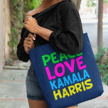 Peace Kärlek Kamala Harris Cute Blue Tygkasse<br><div class="desc">Cute Peace Kärlek Kamala Harris blåser i väskan för en framstegsvänlig demokrat som kärlek roligt,  färgstarka politiska konstruktioner. Omröstning om Kamala som president i valet 2024. En liberaldesign i roligt på ljusa färger.</div>