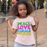 Peace Kärlek Kamala Harris Cute T Shirt<br><div class="desc">Cute Peace Kärlek Kamala Harris småbarn t-shirt för ett progressivt barn som kärlek roligt,  färgstarka politiska mönster. Omröstning om Kamala som president i valet 2024. En liberaldesign i roligt på ljusa färger.</div>