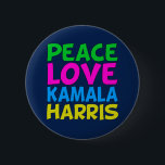 Peace Kärlek Kamala Harris Knapp<br><div class="desc">Knappen Cute Peace Kärlek Kamala Harris för en framstegsvänlig demokrat som kärlek roligt,  färgstarka politiska konstruktioner. Omröstning om Kamala som president i valet 2024. En liberaldesign i roligt på ljusa färger.</div>