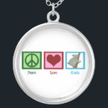 Peace Kärlek Koala Bear Silverpläterat Halsband<br><div class="desc">Söt Peace Kärlek Koala-gåva med coola fredstecken,  vackert hjärta och en söt koala-björn. I kärlek är det en god djurdesign av vild.</div>