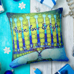 Peace Kärlek Light Bold Blue Grönt Hanukkah Menora Kudde<br><div class="desc">"Fred, kärlek och ljus." Ett närliggande foto av en ljus, färgstark, blå och grönt artsy-menorah hjälper dig in i helgdag av Hanukkkah i stil. Känn julhelgens värme och glädje när du slappna av på den här fantastiska, färgstarka Hanukkah dekorativ kudde. Gör en slående uppsättning med fyra kuddar tillgängliga i min...</div>