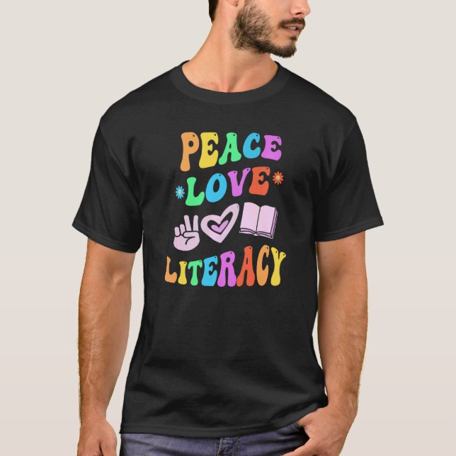 Peace KÄRLEK LITERACY Retro Reading Teacher Groovy T Shirt (Framsida)
