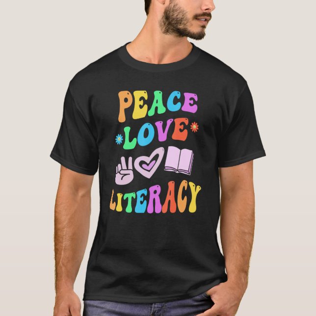 Peace KÄRLEK LITERACY Retro Reading Teacher Groovy T Shirt (Framsida)