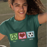 Peace Kärlek Ocer T Shirt<br><div class="desc">Vare sig du är fotbollsproffs eller mamma,  så kommer du att kärlek den här coolan kvinnans fotgängarskjorta. Peace Kärlek-fotbollen dekorerade med ett grönt fredstecken,  hjärta och fotboll för en levande fläkt eller fotbollsspelare från fantastisk. Beställ nu en julklapp till din fotboll.</div>