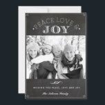 Peace Kärlek och Joy Faux Chalkboard julfoto Julkort<br><div class="desc">Fred,  Kärlek och Joy | Skicka ditt helgdag till vänner och familj med det här anpassadet julkort. Det här fotojulkortet har en faux-kritbakgrund. Anpassa genom att lägga till information. Julkortet finns i anpassningsbar i andra färg och på andra kartonger. Matchande objekt är tillgängliga.</div>
