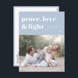Peace Kärlek och Light Blue Hanukkah Photo Helg Vykort<br><div class="desc">Fred,  kärlek och ljus. | Skicka Hanukkah hälsning till familj och vänner med anpassadet Hanukkah-vykort. Den har återformig fet typografi. Anpassa det här fotovykortet Hanukkah genom att lägga till information. Den här anpassningsbarna finns Hanukkah-vykortet i andra färg och på andra kartonger. Matchande objekt är också tillgängliga.</div>