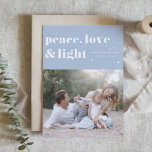 Peace Kärlek och Light Blue Hanukkah Photo Helgkort<br><div class="desc">Fred,  kärlek och ljus. | Skicka ditt Hanukkah hälsning till familj och vänner med det här anpassadet Hanukkah-kortet. Den har återformig fet typografi. Anpassa det här fotot-Hanukkah-kortet genom att lägga till information. Det här anpassningsbarna Hanukkah-kortet finns i andra färg och på andra kartonger. Matchande objekt är också tillgängliga.</div>