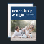 Peace Kärlek och Light Navy Blue Hanukkah Photo Helg Vykort<br><div class="desc">Fred,  kärlek och ljus. | Skicka Hanukkah hälsning till familj och vänner med anpassadet Hanukkah-vykort. Den har återformig fet typografi. Anpassa det här fotovykortet Hanukkah genom att lägga till information. Den här anpassningsbarna finns Hanukkah-vykortet i andra färg och på andra kartonger. Matchande objekt är också tillgängliga.</div>