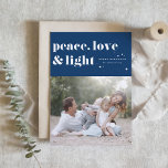 Peace Kärlek och Light Navy Blue Hanukkah Photo Helgkort<br><div class="desc">Fred,  kärlek och ljus. | Skicka ditt Hanukkah hälsning till familj och vänner med det här anpassadet Hanukkah-kortet. Den har återformig fet typografi. Anpassa det här fotot-Hanukkah-kortet genom att lägga till information. Det här anpassningsbarna Hanukkah-kortet finns i andra färg och på andra kartonger. Matchande objekt är också tillgängliga.</div>