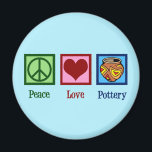 Peace Kärlek Pottery Magnet<br><div class="desc">En magnet-gåva till en söt som användor lera och en ugn för att tillverka keramiska konst och krukor. Ett sött fredstecken i grönten,  ett rött hjärta och en vacker bild i matsalen från Graphics Factory. En trevlig potter eller ett underbart sätt att annonsera dina keramikklasser eller potteributiker.</div>