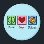 Peace Kärlek Pottery Magnet<br><div class="desc">En magnet-gåva till en söt som användor lera och en ugn för att tillverka keramiska konst och krukor. Ett sött fredstecken i grönten,  ett rött hjärta och en vacker bild i matsalen från Graphics Factory. En trevlig potter eller ett underbart sätt att annonsera dina keramikklasser eller potteributiker.</div>