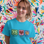 Peace Kärlek Pottery T Shirt<br><div class="desc">En söt potterigåva till en artist som användor lera och en ugn för att tillverka keramiska konst och krukor. Ett sött fredstecken i grönten,  ett rött hjärta och en vacker bild i matsalen från Graphics Factory. En trevlig potter närvarande.</div>