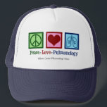 Peace Kärlek Pulmonology Anpassade Pulmonolog Keps<br><div class="desc">Peace Kärlek Pulmonology hat. En coola pulmonolog- gåva till en pulmonolog doktor eller sjuksköterska med fredstecken,  hjärta och lungor. En underbar utformning för en lungspecialist som behandlar astma och andra andningsproblem.</div>