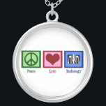 Peace Kärlek Radiology Silverpläterat Halsband<br><div class="desc">Ett fredstecken,  ett hjärta och en röntgenbild. En söt gåva till en radiolog.</div>
