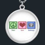 Peace Kärlek Radiology Silverpläterat Halsband<br><div class="desc">Ett fredstecken,  ett hjärta och en röntgenbild. En söt gåva till en radiolog.</div>