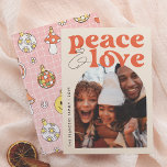 Peace & Kärlek Retro Groovy Arch-Roligtens julfoto Julkort<br><div class="desc">En roligt och färgfull julfotkortsdesign för Helgdag! Den här "Peace & Kärlek Retro Groovy Arch Roligt jul Photo Card"-designen har "Peace & Kärlek" i ett retro-, groovy-teckensnitt. Med handskriftssymbolen i avslappnad får du ett återfall. Under högerna visar det bågformade ram ett foto av anpassningsbarna med vänner och familj. Familjen namn...</div>
