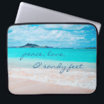 Peace Kärlek Sandy Feet Hawaii Tropical Beach Phot Laptop Sleeve<br><div class="desc">"Fred, kärlek och sandiga fötter." Påminn dig om den färska saltdoften från luft när du användor den här häpnadsväckande fotografin med vibrerande färgad Neoprene laptop sleeve. Exhale och utforska en tom hawaiisk strand. Laptop sleeve finns i tre storlekar: 15, 13 och 10 tum. Gör en underbar gåva till någon speciell!...</div>