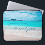 Peace Kärlek Sandy Feet Hawaii Tropical Beach Phot Laptop Sleeve<br><div class="desc">"Fred, kärlek och sandiga fötter." Påminn dig om den färska saltdoften från luft när du användor den här häpnadsväckande fotografin med vibrerande färgad Neoprene laptop sleeve. Exhale och utforska en tom hawaiisk strand. Laptop sleeve finns i tre storlekar: 15, 13 och 10 tum. Gör en underbar gåva till någon speciell!...</div>