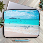 Peace Kärlek Sandy Feet Hawaii Tropical Beach Phot Laptop Sleeve<br><div class="desc">"Fred, kärlek och sandiga fötter." Påminn dig om den färska saltdoften från luft när du användor den här häpnadsväckande fotografin med vibrerande färgad Neoprene laptop sleeve. Exhale och utforska en tom hawaiisk strand. Laptop sleeve finns i tre storlekar: 15, 13 och 10 tum. Gör en underbar gåva till någon speciell!...</div>