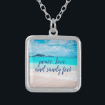 Peace Kärlek Sandy Feet Tropical Hawaii Beach Phot Silverpläterat Halsband<br><div class="desc">"Fred, kärlek och sandiga fötter." Påminn dig om den färska saltdoften från luft när du bäror den här häpnadsväckande, vibrerande färgad fotokarmhalshalsbandet. Detta halsband finns i små, medelstora och stora storlekar, såväl som i kvadratiska och cirkelformade former. Du kan beställa detta halsband i ditt val av sterling silver, silver eller...</div>