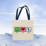 Peace Kärlek Ski Resa Cute Skiing Tygkasse<br><div class="desc">En söt skidgåva till väskan för en levande skidor som kärlek ska ta sig till sluttningarna på vintern. Ett fredstecken,  ett hjärta och en person på skidor kullkastar ett snöberg i söt blue. En coola ski Julklapp.</div>