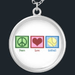 Peace Kärlek Softball Silverpläterat Halsband<br><div class="desc">Ett fredstecken,  ett hjärta och en mjukboll. En söt gåva till en fotbollsspelare.</div>