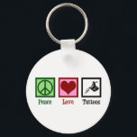 Peace Kärlek Tattoos Cute Tattoo Artist Gun Nyckelring<br><div class="desc">Peace Kärlek Tattoos. En coola tatuerare med fredstecken,  hjärta och tatueringsvapen för en tattooist. Cute tatuerare närvarande.</div>