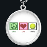 Peace Kärlek Tennis Silverpläterat Halsband<br><div class="desc">Ett fredstecken,  ett hjärta och en tennis boll-design ger en underbar gåva till en tennisspelare.</div>