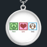 Peace Kärlek Uggla Silverpläterat Halsband<br><div class="desc">Ett fredstecken,  ett hjärta och ett sött uggla. En söt gåva till någon som gillar vackra fåglar.</div>
