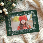 Peace & Kärlek White Berries Foliage Snöflingor Julkort<br><div class="desc">Skicka din kärlek den här julhelgen med vårt fotokort för festlig helgdag. Utformningen har vår handdragna design med vita kranbär, vintergröna och guld-snöflingfoto ram. Anpassa med ditt eget speciella helgdag, din egen Julhälsningar och ditt år. Den omvända sidan har en snöflake i elegant guld och en familj namnteckning. Artwork hand...</div>