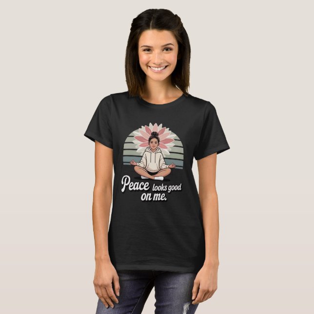 Peace Looks Good On Me – Empowering Yoga Tee (Hel framsida)