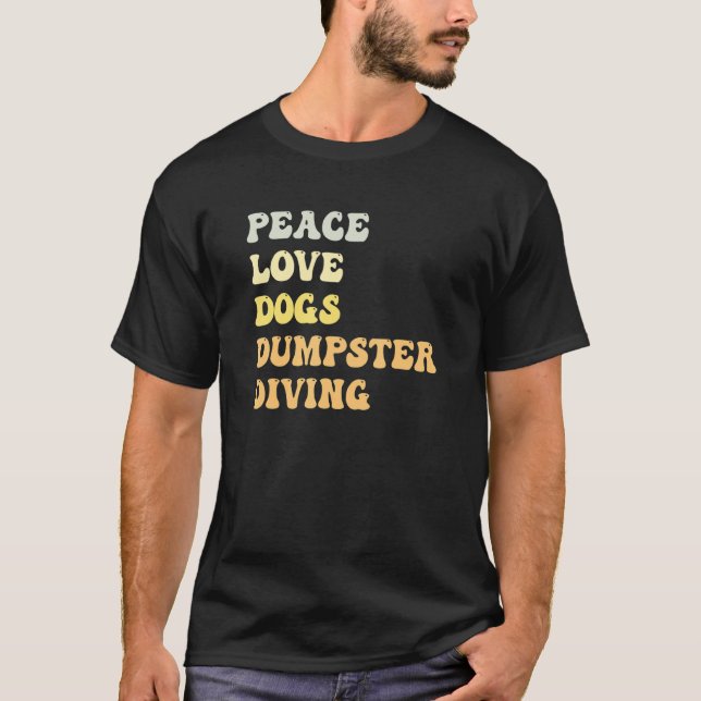 Peace Love Dogs Dumpster Diving  Retro T Shirt (Framsida)